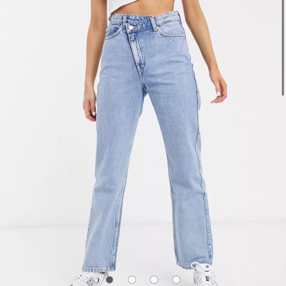 WEEKDAY SKEW LIGHT WASH EXTRA HIGH RISE STRAIGHT JEANS (27)